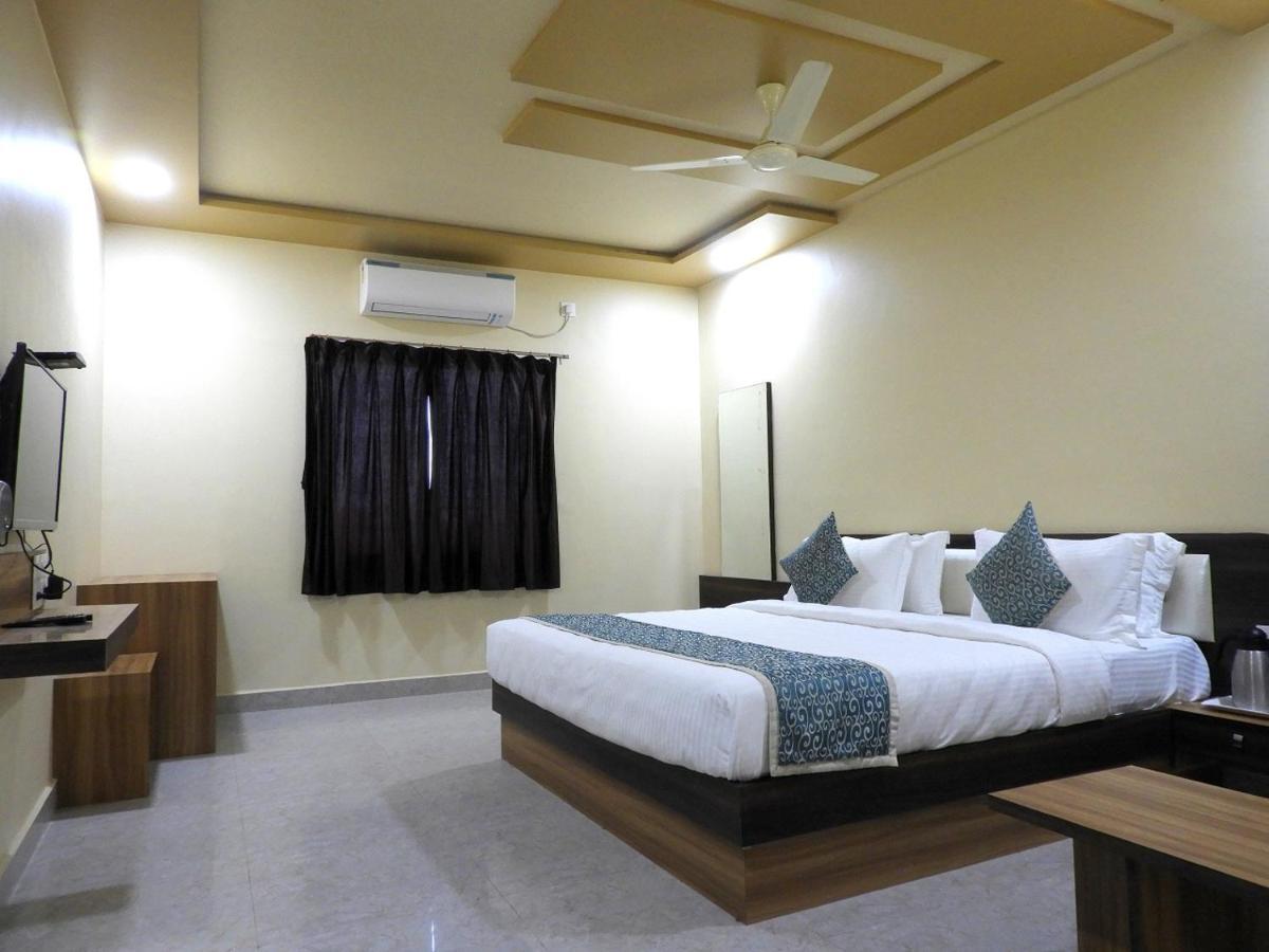 Hotel Somnath Daksh Bagian luar foto