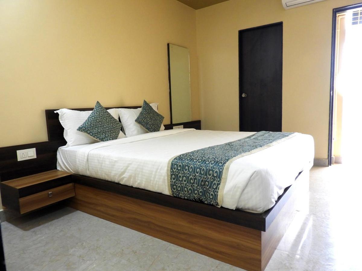 Hotel Somnath Daksh Bagian luar foto