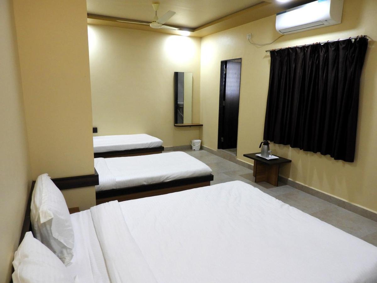 Hotel Somnath Daksh Bagian luar foto