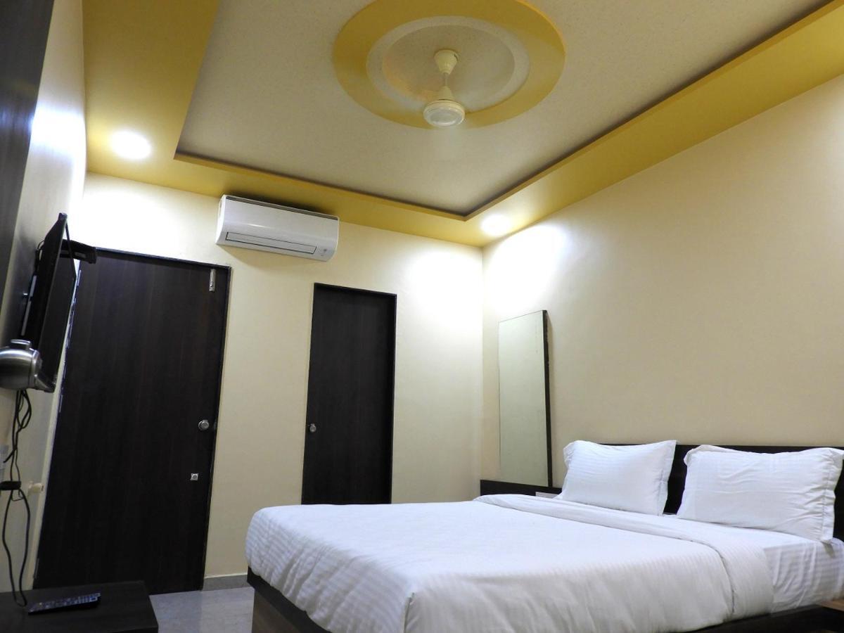 Hotel Somnath Daksh Bagian luar foto