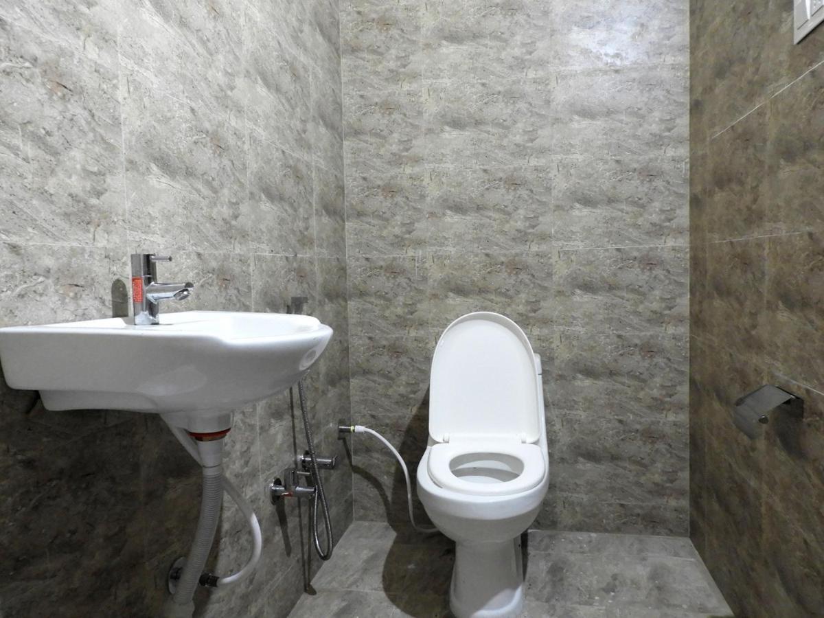 Hotel Somnath Daksh Bagian luar foto