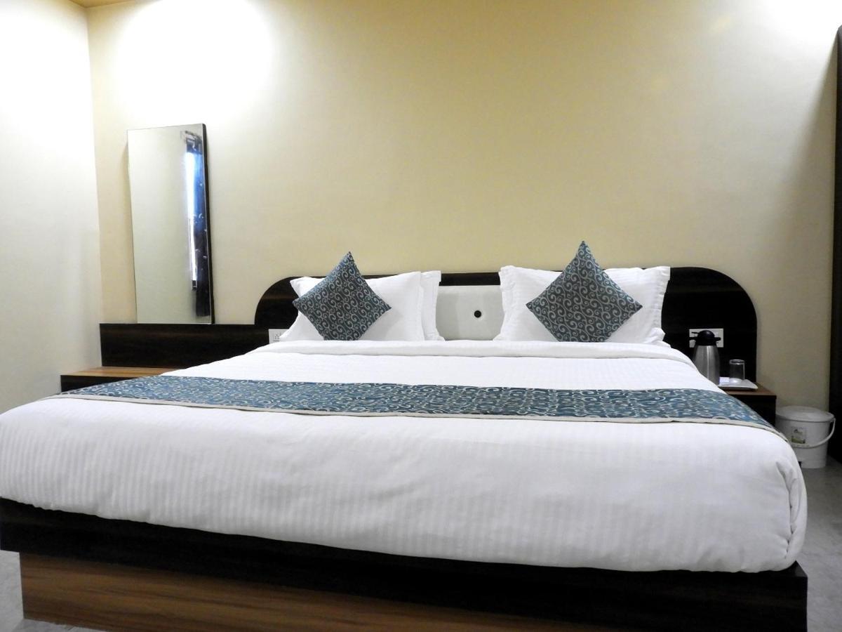 Hotel Somnath Daksh Bagian luar foto