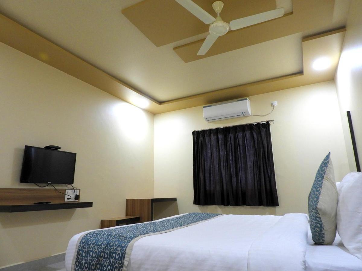 Hotel Somnath Daksh Bagian luar foto