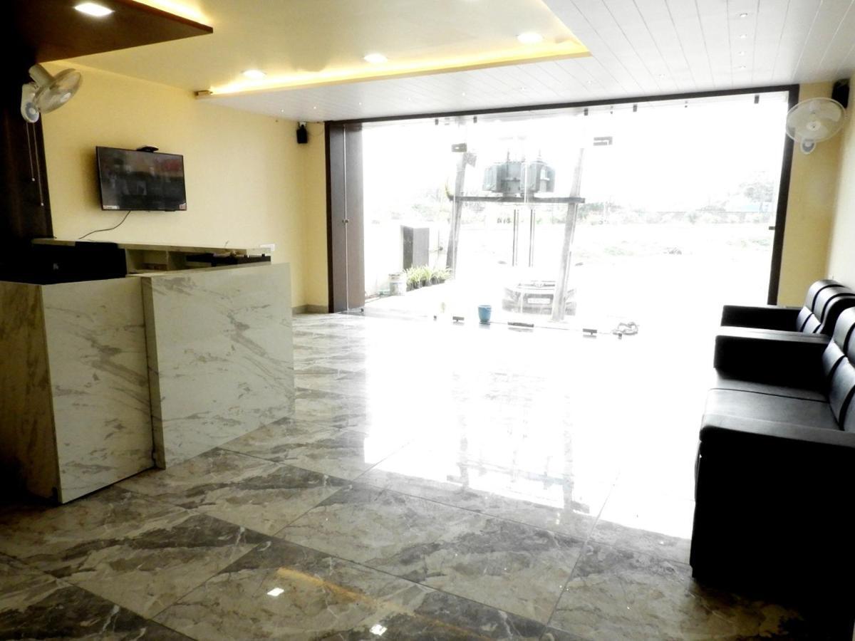 Hotel Somnath Daksh Bagian luar foto